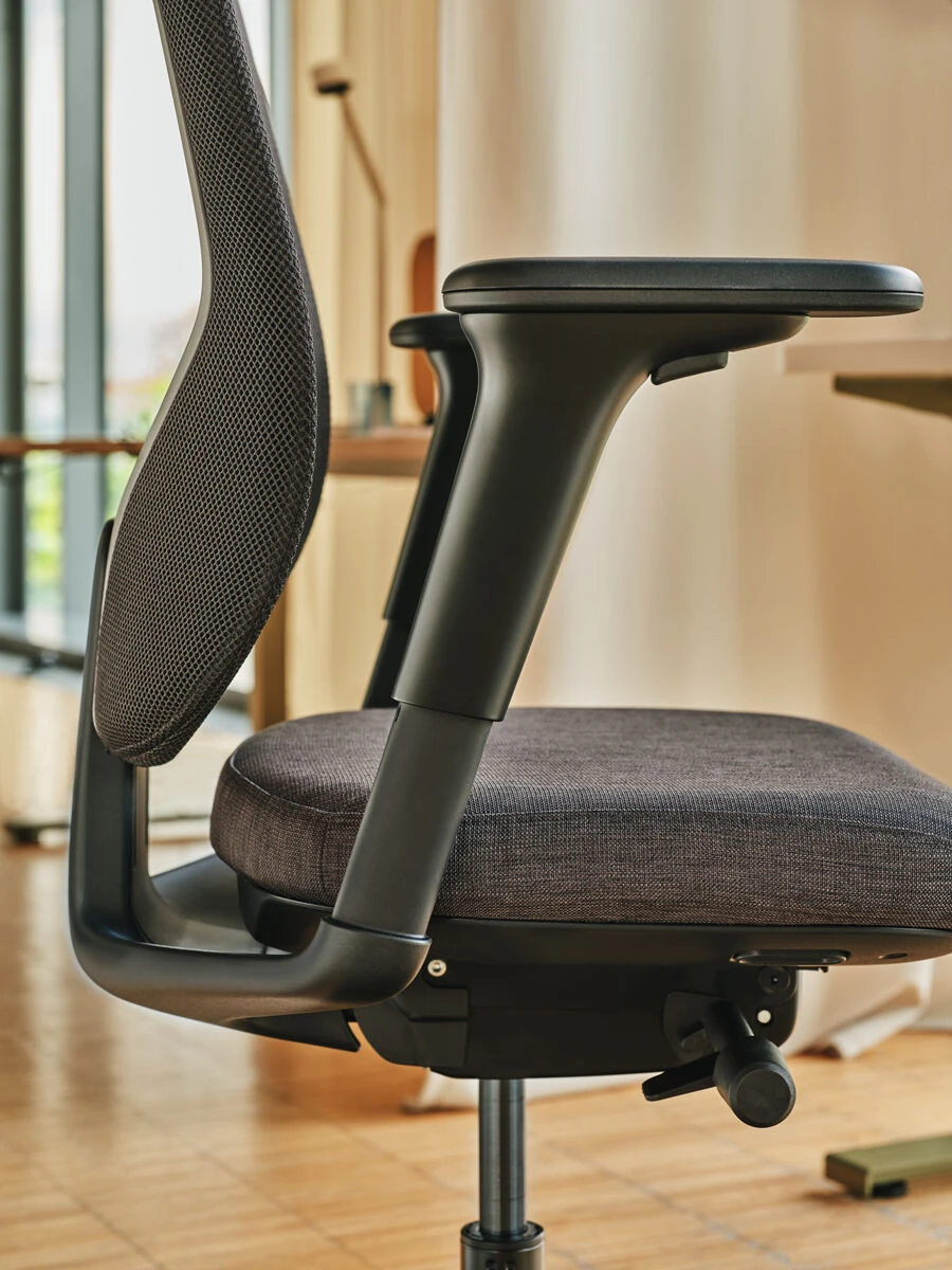 seating-office-chair-iris-mdd-ral9005-a61270-black-_2_.jpg