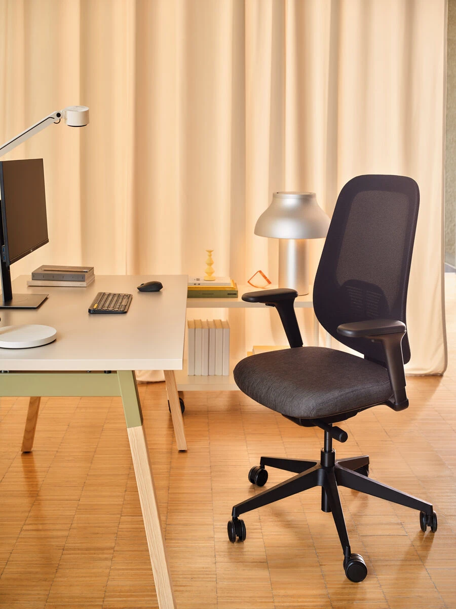 seating-office-chair-iris-mdd-ral9005-a61270-black-desk-ogi-w-beige-matt-ral6013.jpg