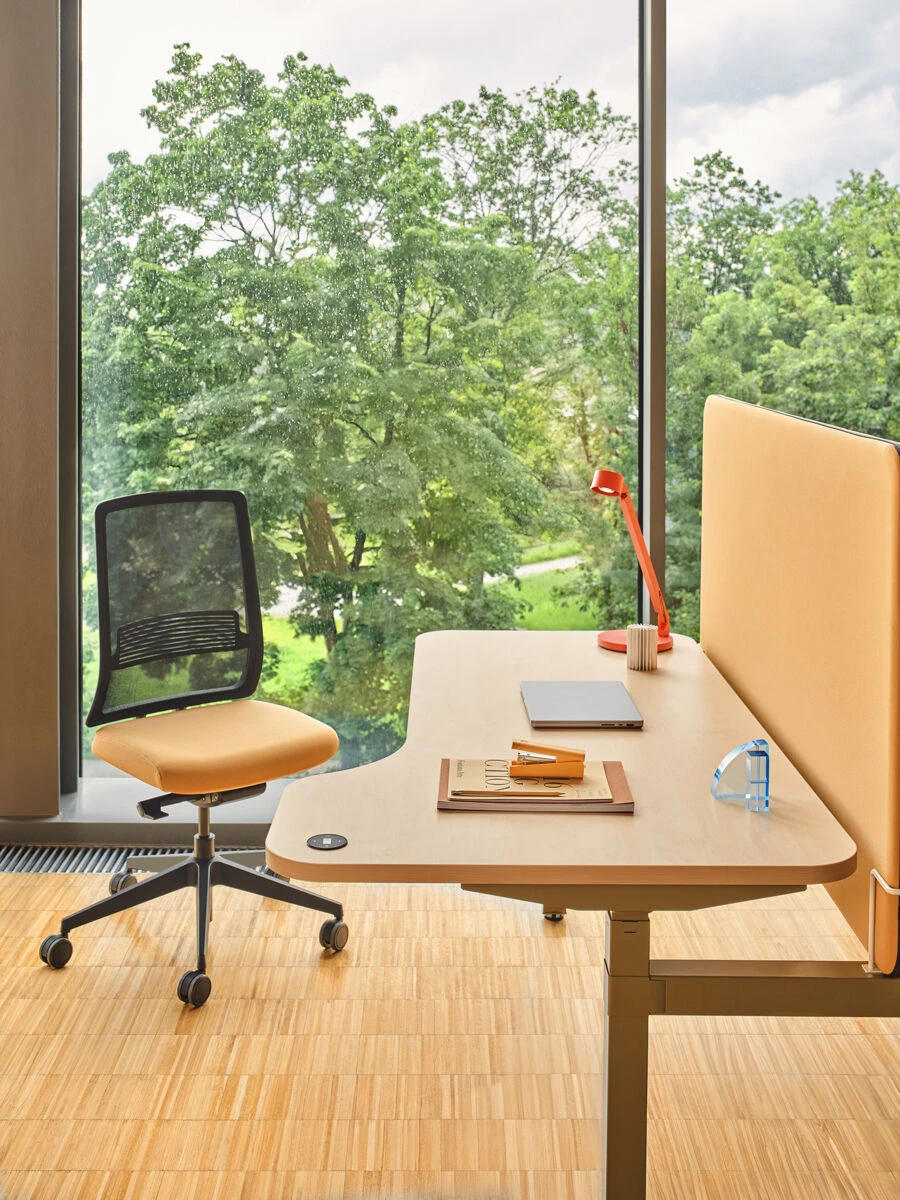 seating-office-chair-apex-mdd-17-6212-a61270-desk-ogi-drive-bench-beige-matt-ral6013-desk-panel-sonic-a61270-ral9010.jpg