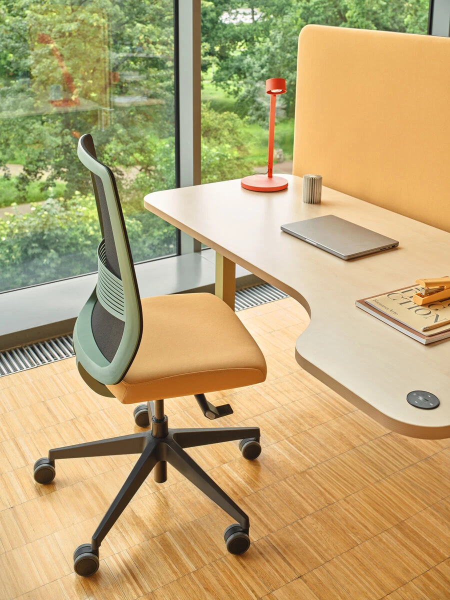 seating-office-chair-apex-mdd-17-6212-a61270-desk-ogi-drive-bench-beige-matt-ral6013-desk-panel-sonic-a61270-ral9010-_2_.jpg
