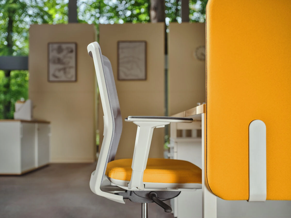 operative_desk_ogi_y_evo_chair_panel_sonic_mdd_ys072_4_male.jpg