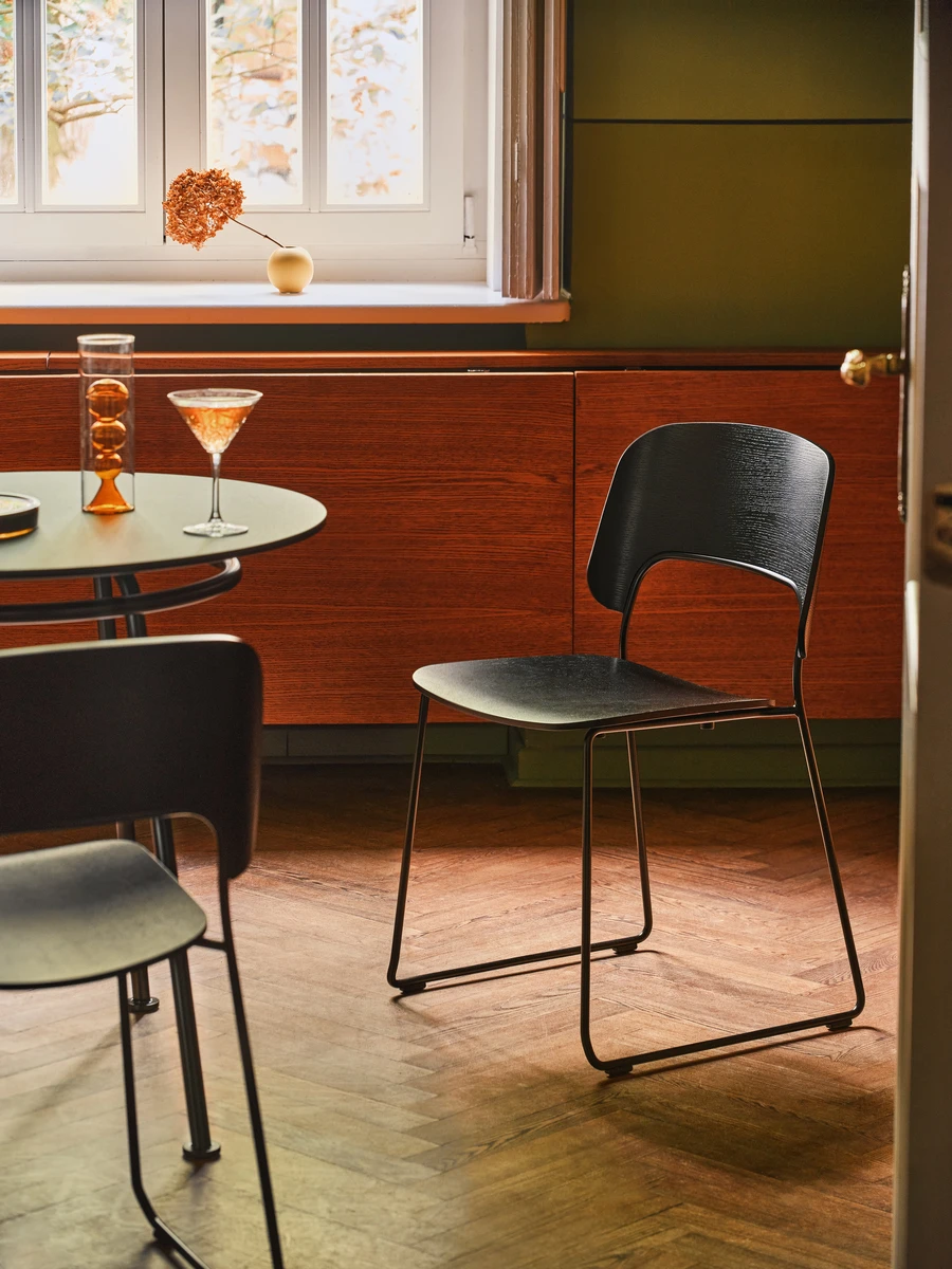 table_new_school_m115ral9005_seating_afi_chair_182_m115ral9005_male.jpg